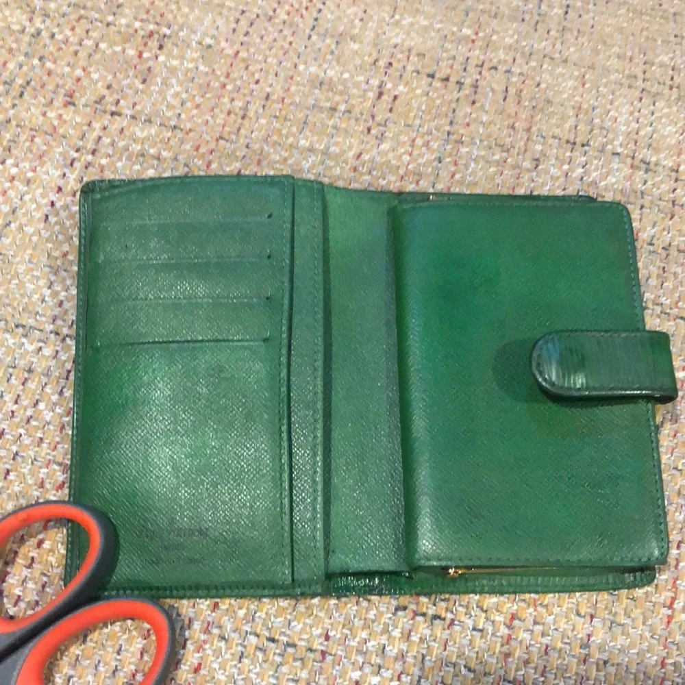 LOUIS VUITTON Green EPI Leather Kiss Lock Bifold Wallet MI1916